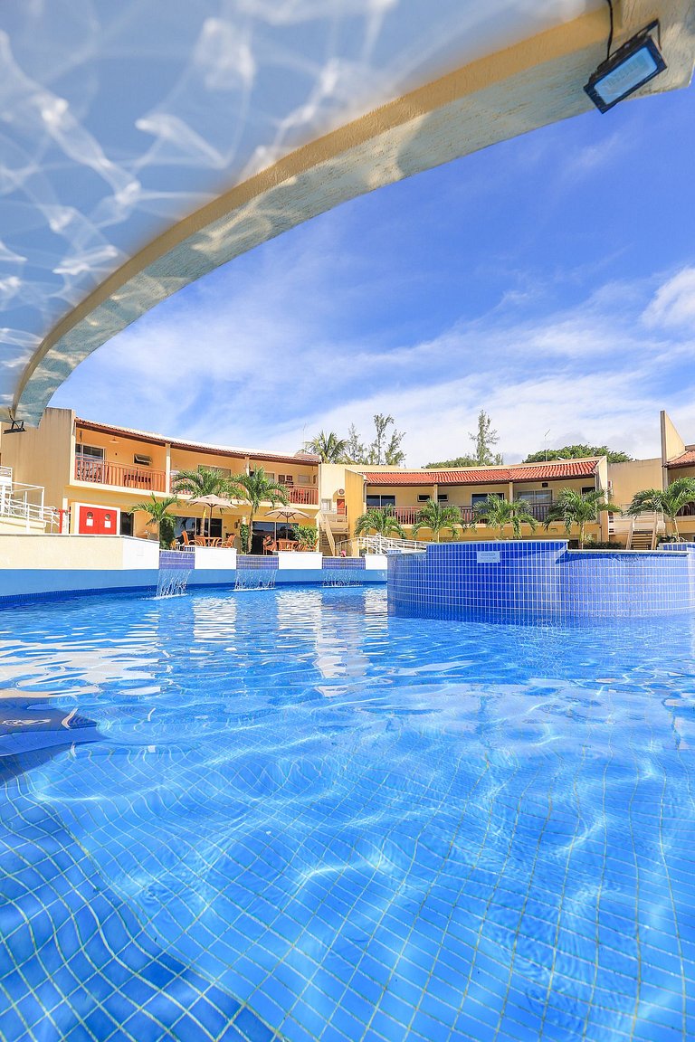 Precioso piso superior con balcón frente a la piscina