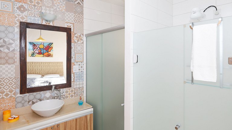 Precioso piso superior con balcón frente a la piscina