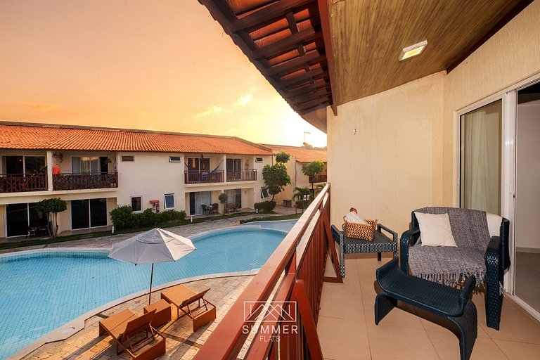 Apartamento familiar con balcón y vista a la piscina.