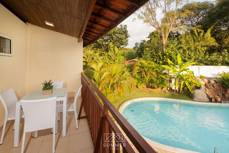 Apartamento familiar con balcón y vista a la piscina.