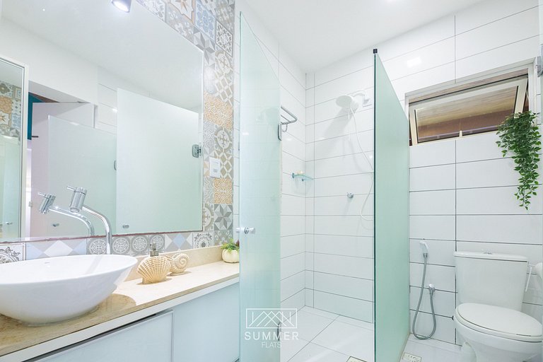 Apartamento familiar con balcón y vista a la piscina.