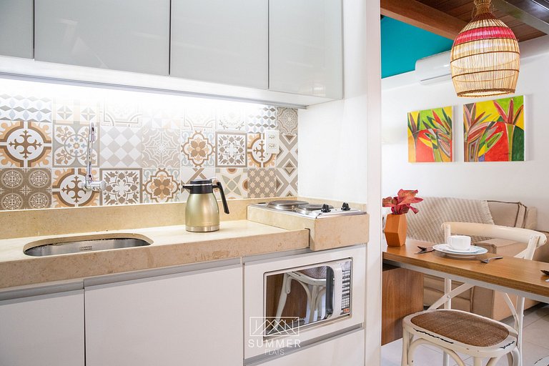 Apartamento familiar con balcón y vista a la piscina.
