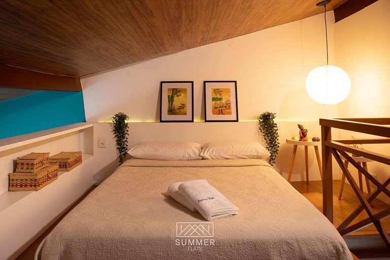 Apartamento familiar con balcón y vista a la piscina.