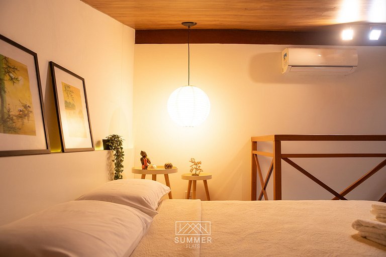 Apartamento familiar con balcón y vista a la piscina.