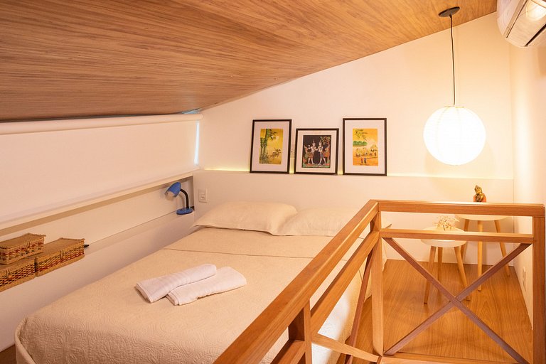 Apartamento familiar con balcón y vista a la piscina.