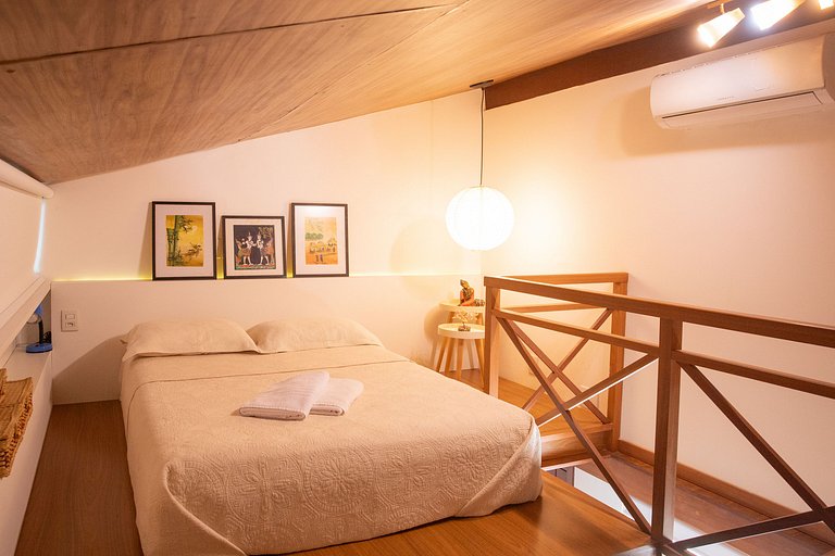 Apartamento familiar con balcón y vista a la piscina.