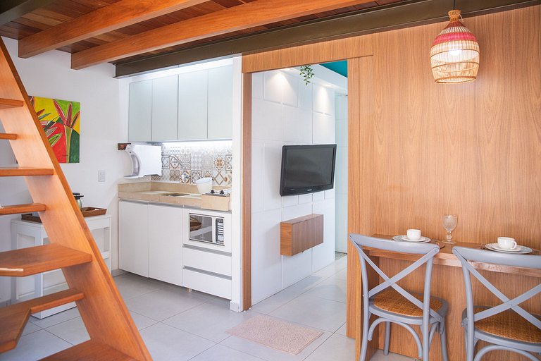 Apartamento familiar con balcón y vista a la piscina.