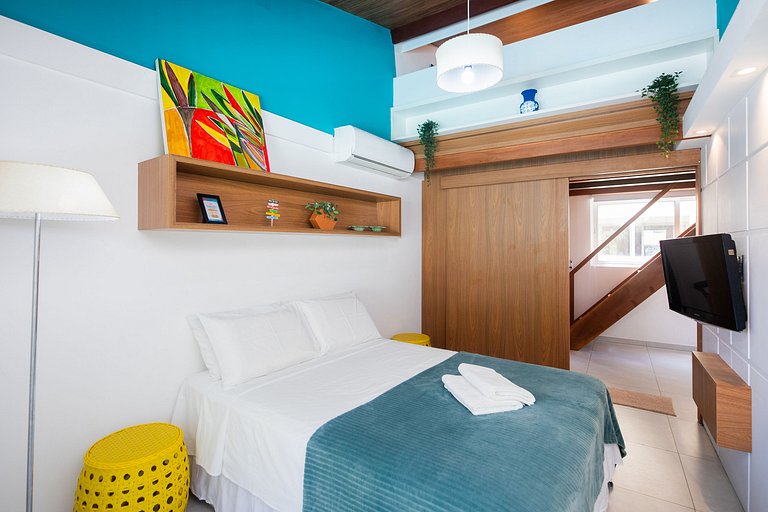 Apartamento familiar con balcón y vista a la piscina.