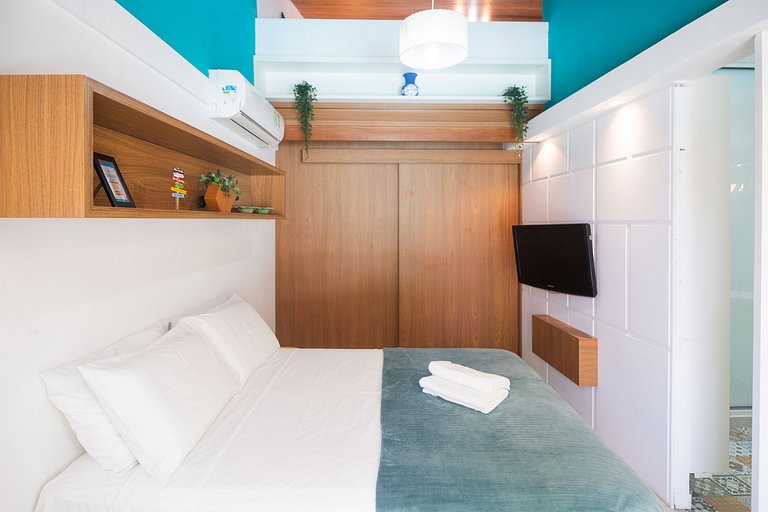 Apartamento familiar con balcón y vista a la piscina.