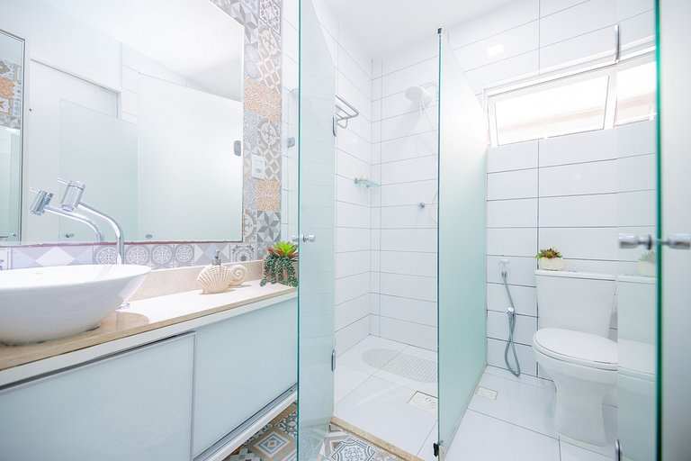 Apartamento familiar con balcón y vista a la piscina.