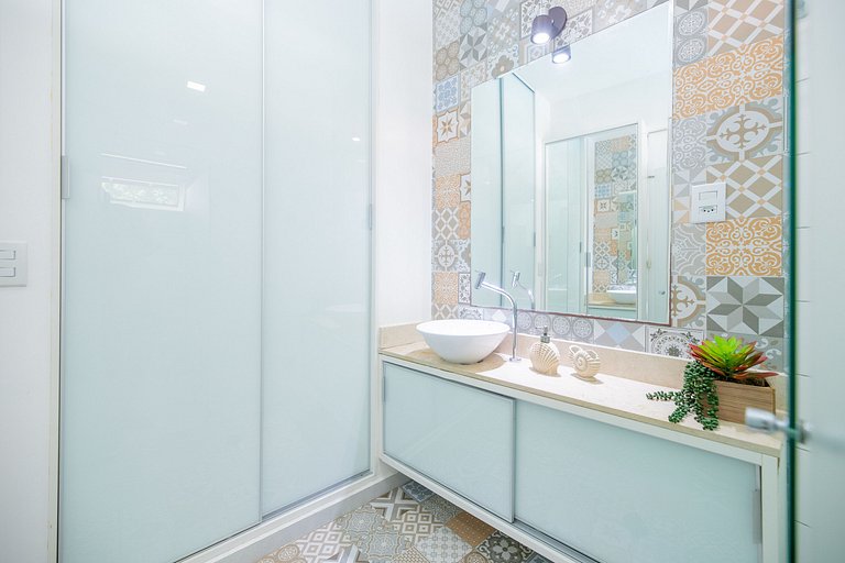 Apartamento familiar con balcón y vista a la piscina.