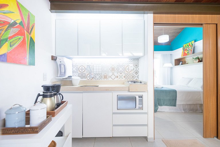 Apartamento familiar con balcón y vista a la piscina.