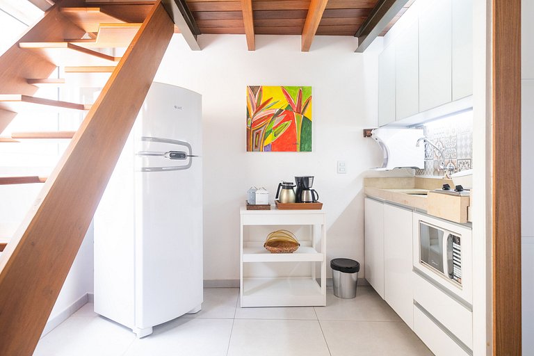 Apartamento familiar con balcón y vista a la piscina.