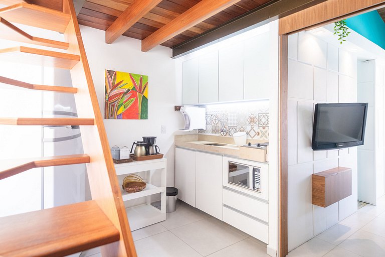 Apartamento familiar con balcón y vista a la piscina.