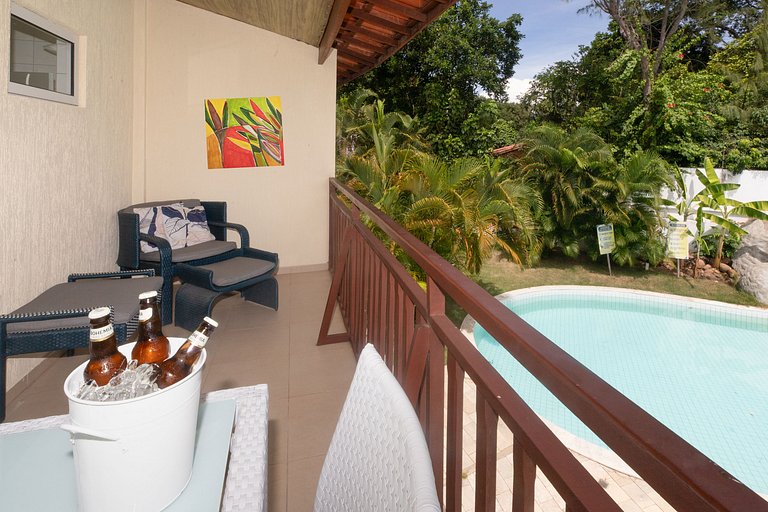 Apartamento familiar con balcón y vista a la piscina.