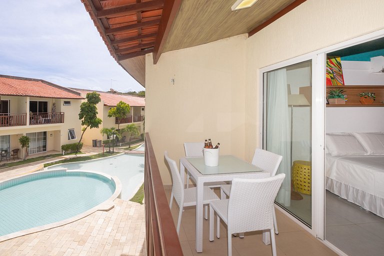 Apartamento familiar con balcón y vista a la piscina.