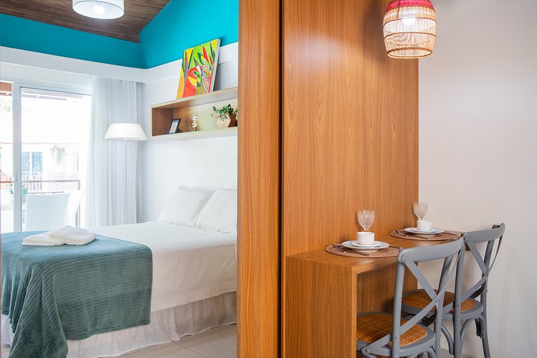 Apartamento familiar con balcón y vista a la piscina.
