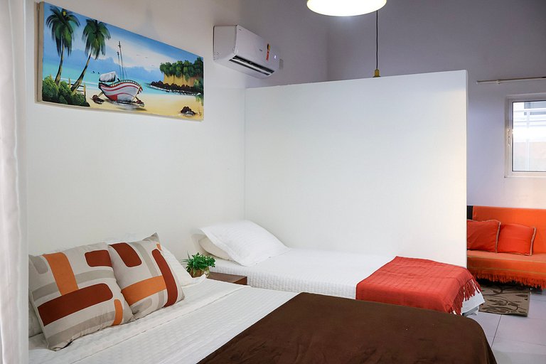 Precioso piso superior con balcón frente a la piscina