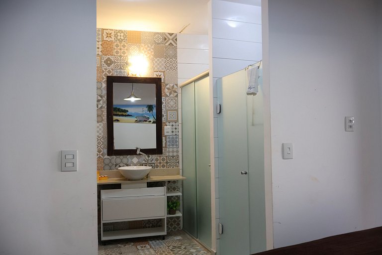 Precioso piso superior con balcón frente a la piscina