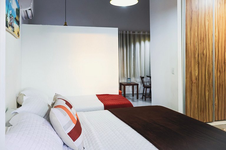 Precioso piso superior con balcón frente a la piscina