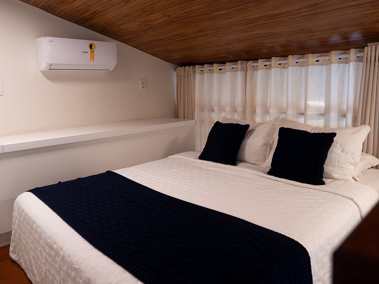 Air-conditioned apartment with pool view for families